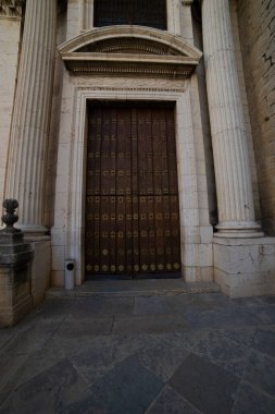 Santa Iglesia Katedrali 'nin girişi büyük sütunlara ve altın aksanlı çarpıcı ahşap bir kapıya sahip, Jaen, Endülüs' teki tarihi önemini gözler önüne seriyor..