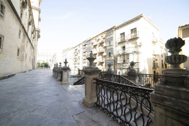 Ziyaretçiler Jaen 'deki Santa Iglesia Katedrali ve Museo Catedralicio' nun oradaki zarif taş patikasında yürürler. Karmaşık mimariye ve güneşli Endülüs semalarına hayran kalırlar..