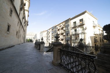 Ziyaretçiler, Jaen 'deki etkileyici Santa Iglesia Katedrali' nin yanında yürüyüp güneşin ve şehrin güzel mimarisinin tadını çıkarıyorlar. Ortam sakin ve davetkar..