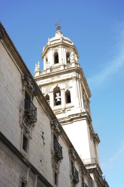 Ziyaretçiler Endülüs 'ün Jaen kentindeki Santa Iglesia Katedrali' nin çarpıcı çan kulesine hayran kaldılar. Bu önemli mimari alan parlak gökyüzüne karşı karmaşık tasarımını sergiliyor..