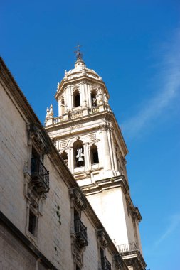 Santa Iglesia Katedrali 'nin etkileyici çan kulesi Jaen, Endülüs' teki açık mavi gökyüzüne karşı yükseliyor. Ziyaretçiler bu önemli simgenin mimari güzelliğine ve tarihine hayran..