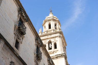 Ziyaretçiler, Endülüs 'ün Jaen kentindeki Santa Iglesia Katedrali' nin süslü mimarisine hayran kaldılar. Tarihi çan kulesi berrak mavi gökyüzüne karşı yükseliyor. Karmaşık detaylar ve işçilik sergiliyor..
