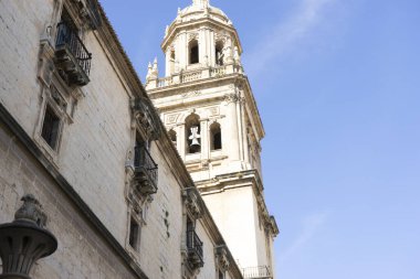 Jaen 'deki Santa Iglesia Katedrali parlak mavi gökyüzünün arkaplanına karşı zarif bir şekilde yükselen çarpıcı bir çan kulesine sahiptir. Ziyaretçiler, siteyi çevreleyen karmaşık mimari ayrıntılara hayran..