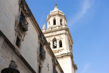 Santa Iglesia Katedrali Jaen, Endülüs 'te görkemli bir şekilde duruyor. Karmaşık çan kulesi, ziyaretçileri tarihsel önemini keşfetmeye çağıran açık mavi gökyüzü altında detaylı mimariye sahiptir..