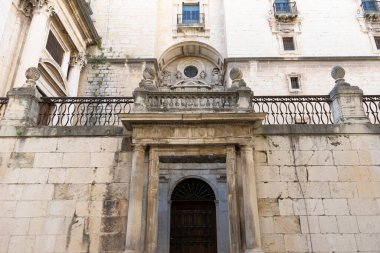 Ziyaretçiler, tarihi ve kültürel önemini vurgulayarak Jaen, Endülüs 'teki Santa Iglesia Katedrali ve Museo Katedralicio' nun çarpıcı mimari ayrıntılarına hayran kaldılar..