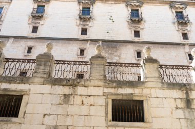 Ziyaretçiler, detaylı mimarisi ve tarihi cazibesiyle Jaen, Endülüs 'teki Santa Iglesia Katedrali ve Museo Katedralicio' nun büyüleyici taş cephesine hayran kaldılar..