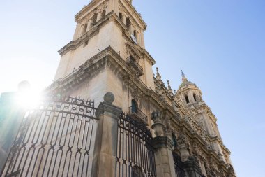 Ziyaretçiler, Endülüs 'ün Jaen kentindeki Santa Iglesia Katedrali ve ona eşlik eden Museo Katedralicio' nun karmaşık ayrıntılarına hayran. Parlak güneş ışığı, tarihi yapının güzelliğini arttırır..