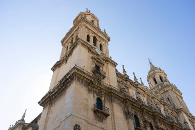 Ziyaretçiler, Jaen, Endülüs 'ün tarihi simgesi olan muhteşem Santa Iglesia Katedrali' ne hayran kaldılar. Karmaşık tasarım ve yüksek varlık keşif ve takdiri davet ediyor..
