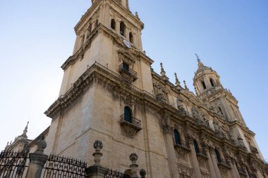 Ziyaretçiler, açık mavi gökyüzünün altındaki Jaen, Endülüs 'teki Santa Iglesia Katedrali' nin çarpıcı mimarisine hayran kaldılar..