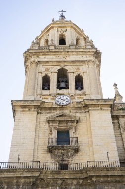 Santa Iglesia Katedrali 'nin çarpıcı çan kulesi Jaen, Endülüs' te gökyüzüne karşı görkemli bir şekilde yükseliyor..