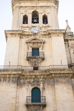 Ziyaretçiler, Jaen 'deki Santa Iglesia Katedrali' nin karmaşık mimarisine hayran kalarak, temiz bir gökyüzü altında zarif görünüşünü ve tarihi özelliklerini sergilediler. Çan kulesi göze çarpıyor..