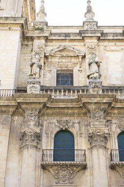 Jaen 'deki Santa Iglesia Katedrali' nde Endülüs 'ün zengin tarihi ve sanatını yansıtan ve bölgenin mirasının özünü yansıtan çarpıcı taş cephe süslemeleri ve heykeller yer alıyor..