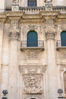 Jaen, Endülüs 'teki Santa Iglesia Katedrali' nin çarpıcı mimari unsurlarını keşfedin. Açık bir gökyüzü altında süslü sütunlar ve karmaşık oymalar gösterin..
