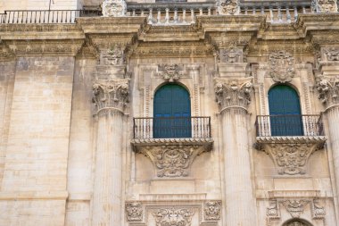 Ziyaretçiler, Santa Iglesia Katedrali 'nin Jaen, Endülüs' teki mimarisinin çarpıcı ayrıntılarına hayran kaldılar. Süslü sütunlar ve balkonlar katedralin zengin tarihi ve sanatsal tasarımı vurguluyor..