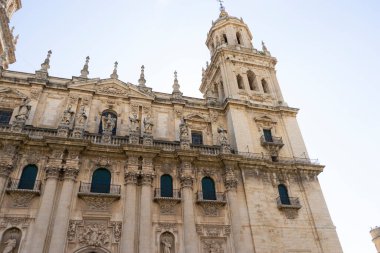 Tarihi şehrin üzerinde yükselen Santa Iglesia Katedrali çarpıcı bir Barok mimarisine sahiptir. Ziyaretçiler, Endülüs 'te açık bir gökyüzü altında ayrıntılı taş işçiliğine ve süslü heykellere hayran..
