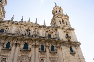 Santa Iglesia Katedrali, Rönesans mimarisinin olağanüstü bir örneği, sergiler karmaşık heykeller ve Endülüs 'ün Jaen şehrinde açık mavi gökyüzüne karşı detaylandırmalar.