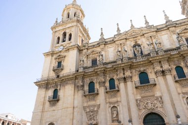 Ziyaretçiler, tarihi ayrıntıların ve heykellerin İspanya 'nın gün ortasındaki mimari ihtişamını yansıttığı Endülüs' ün Jaen kentindeki Santa Iglesia Katedrali 'nin zarif cephesine hayran kaldılar..
