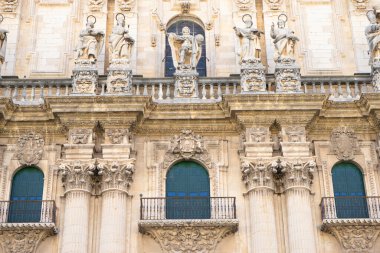 Ziyaretçiler, Jaen, Endülüs 'teki Santa Iglesia Katedrali' ne, karmaşık görünüşü, detaylı heykelleri ve tarihsel önemini vurgulayan çarpıcı mimarisiyle hayret ediyorlar..