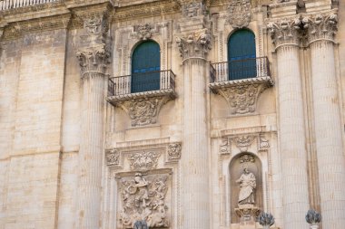 Karmaşık taş oymaları, zengin tarihini gözler önüne sererek Santa Iglesia Katedrali 'nin ön yüzünü süslüyor. Zarif sütunlar ve heykeller Endülüs, İspanya 'daki Jaen' in mirasını yansıtıyor..