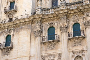 Santa Iglesia Katedrali ve Museo Catedralicio 'nun dış yüzeyini süsleyen taş işçiliği ve zarif balkonlar, güneşli bir günde Jaen, Endülüs' teki tarihi önemini gözler önüne seriyor..