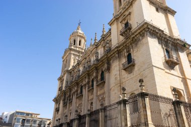 Ziyaretçiler güneşli bir günde İspanya 'nın Endülüs kentinin Jaen kentindeki Santa Iglesia Katedrali ve Museo Katedralicio' nun çarpıcı mimarisine hayran kaldılar. Karmaşık detaylar zengin tarihi yakalar..