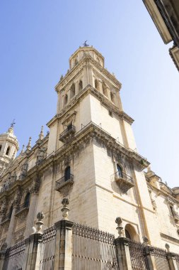 Jaen 'deki Santa Iglesia Katedrali ve Museo Catedralicio' nun çarpıcı manzarası, açık mavi gökyüzüne karşı karmaşık bir mimari sergiliyor. Ziyaretçiler bu dönüm noktasının tarihsel önemine hayran..