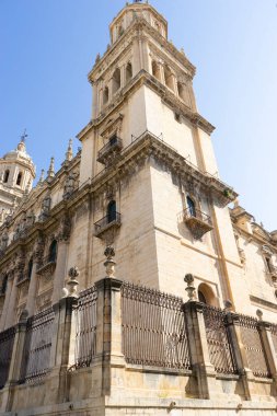 Santa Iglesia Katedrali, Jaen, Endülüs 'teki karmaşık mimari tasarımı ve görkemli kulesini sergiliyor. Güneş ışığıyla yıkanan bu tarihi yer ziyaretçileri zengin tarihini keşfetmeye davet ediyor..