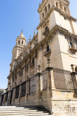 Ayrıntılı taş işçiliği ve kuleler Jaen, Endülüs 'teki Santa Iglesia Katedrali' ni vurguluyor. Ziyaretçiler, açık bir günde karmaşık mimariye ve tarihi öneme hayran kalabilirler..