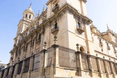 Santa Iglesia Katedrali ve Museo Katedralicio Jaen, Endülüs 'te görkemli bir şekilde ayakta duruyor. Karmaşık taş işleri, büyük kuleler ve parlak gökyüzüne karşı güzel bir cephe..