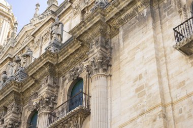 Ziyaretçiler, Endülüs 'ün Jaen kentindeki Santa Iglesia Katedrali' nin karmaşık taş işçiliğine ve heykellerine hayran kaldılar..