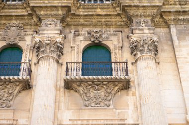 Santa Iglesia Katedral Müzesi Katedralicio 'nun mimari detayları süslemeli sütunları ve karmaşık balkonları vurguluyor. Bu çarpıcı yapı Jaen, Endülüs 'ün zengin tarihini gözler önüne seriyor..