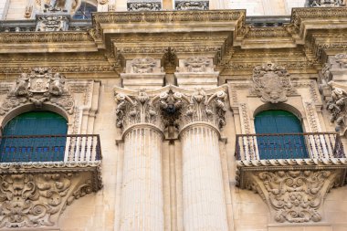 Ziyaretçiler, Endülüs 'ün Jaen kentinde açık bir gökyüzüne karşı ayrıntılı taş oymalar ve süslemeler sergileyen Santa Iglesia Katedrali' nin çarpıcı mimari özelliklerine hayran kaldılar..