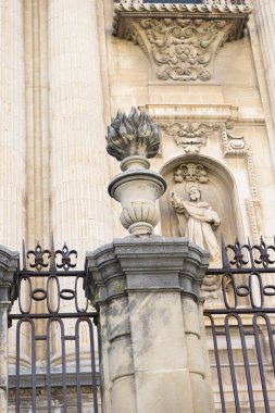 Ziyaretçiler, Endülüs 'ün Jaen kentindeki Santa Iglesia Katedrali' nin karmaşık mimarisine hayran kalarak parlak gökyüzüne karşı ayrıntılı taş işçiliği ve tarihi heykeller sergilediler..