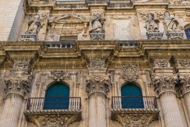 Santa Iglesia Katedrali 'nin Jaen, Endülüs' teki detaylı cephesine hayran kaldım. Açık mavi gökyüzünün altında özenle hazırlanmış heykeller ve klasik sütunlar sergileniyor. Bu tarihi mekan zengin kültürü yansıtıyor..
