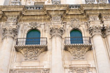 Jaen 'deki Santa Iglesia Katedral Müzesi Katedralicio' nun karmaşık detayları etkileyici mimarisini vurguluyor.