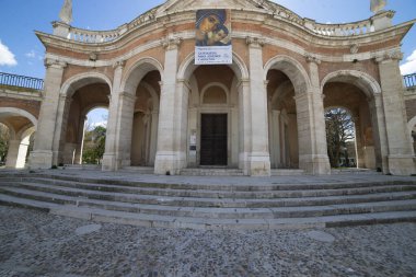Aranjuez 'in canlı mimarisi İspanya' da güneşli bir günde zengin kültürel tarihini keşfetmek için ziyaretçileri çeken büyük kemerler ve ayrıntılı tasarım sergiliyor..