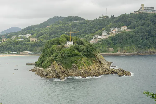 Deniz Burnu, San Sebastian şehri manzarası, La Concha plajı, Urgull dağından. İspanya 'da yaz tatili