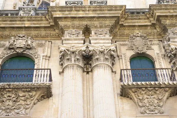 Ziyaretçiler, Jaen 'deki Santa Iglesia Katedrali ve Museo Katedralicio' nun göz kamaştırıcı cephesine hayran kalarak, parlak güneş ışığı altında süslenmiş sütunlar ve ayrıntılı oymalar sergiliyorlar. Güzellik keşfi davet eder..