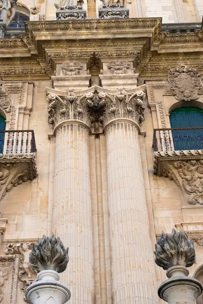 Santa Iglesia Katedrali ve Museo Katedralicio 'nun ayrıntılı sütunları Jaen, Endülüs' te belirgin bir şekilde sergilenmekte, açık gökyüzü altında karmaşık oymalar ve tarihi mimarinin altını çizmektedir..
