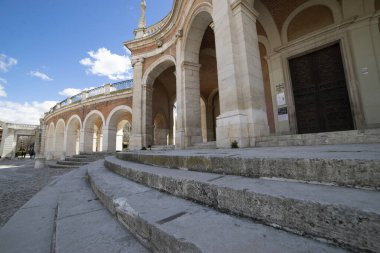 Ziyaretçiler, İspanya 'nın Aranjuez kentindeki mavi gökyüzü ve sıcak güneş ışığıyla çevrili tarihi binaların çarpıcı mimarisine hayran kaldılar. Zarif kemerler ve taş basamaklar keşif ve takdiri davet eder..