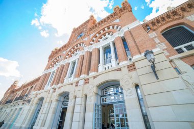 Zarif bir tarzda inşa edilen Aranjuez 'deki tren istasyonu hayati bir ulaşım merkezi olarak hizmet vermektedir. Karmaşık tuğla cephesi ve geniş pencereleri İspanya 'nın zengin mimari mirasını yansıtıyor..