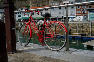 San Sebastian, İspanya 'da Su Altında Kırmızı Bisiklet