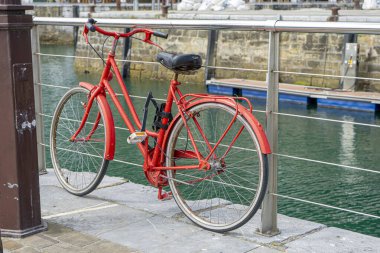 San Sebastian, İspanya 'daki Rıhtımda Kırmızı Bisiklet