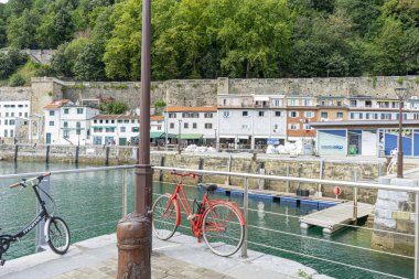 San Sebastian 'daki Rıhtımda Canlı Kırmızı Bisiklet