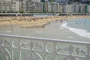 Deniz Burnu, La Concha plajı, gezinti güvertesinden görüldü. Arka planda Monte Igueldo ve Urgull. İspanya 'da yaz tatili