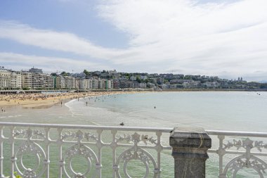 Deniz Burnu, La Concha plajı, gezinti güvertesinden görüldü. Arka planda Monte Igueldo ve Urgull. İspanya 'da yaz tatili