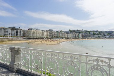 La Concha plajı, gezinti güvertesinden görüldü. Arka planda Monte Igueldo ve Urgull. İspanya 'da yaz tatili