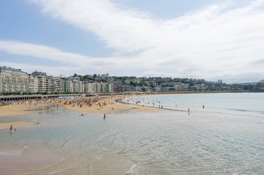 La Concha plajı, gezinti güvertesinden görüldü. Arka planda Monte Igueldo ve Urgull. İspanya 'da yaz tatili
