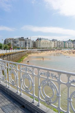 La Concha plajı, gezinti güvertesinden görüldü. Arka planda Monte Igueldo ve Urgull. İspanya 'da yaz tatili
