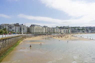 Arka planda şehir manzarası olan San Sebastian Sahili